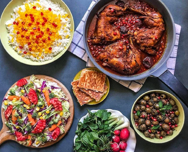 طرز تهیه خورش انار با مرغ، یک شام خوشمزه مخصوص شب یلدا